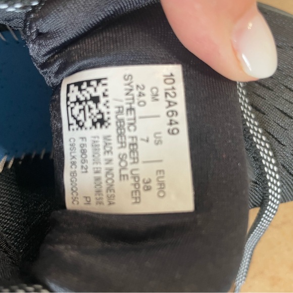 Acics shoes size 7. Great condition - Picture 2 of 3